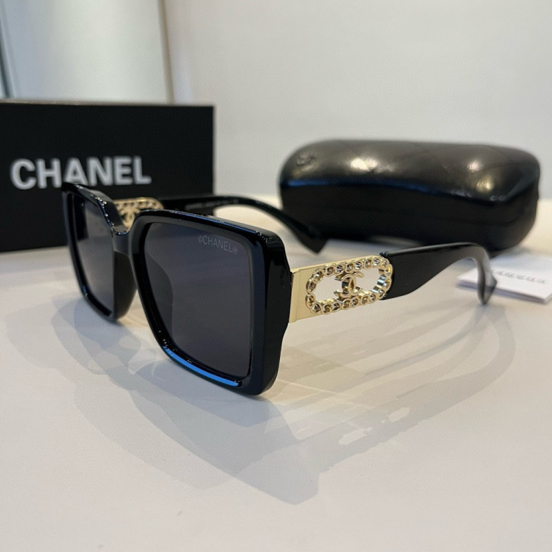 Черные солнцезащитные очки Chanel с кристаллами