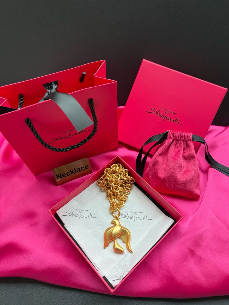 Золотистое колье с подвеской в виде птицы Schiaparelli