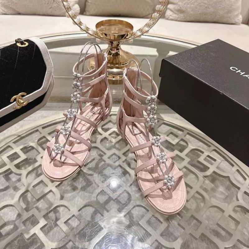 Плоские розовые босоножки с декором в виде цветов Chanel