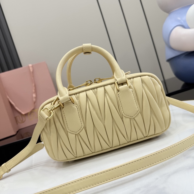 Сумка Miu Miu кремовая складчатая