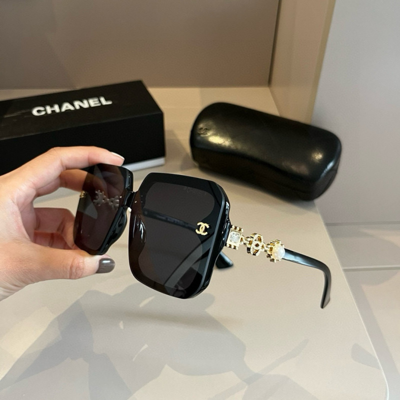 Солнцезащитные очки с декором Chanel