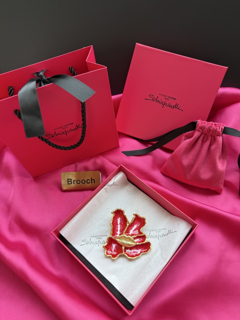 Брошь Schiaparelli в виде цветка с золотыми губами