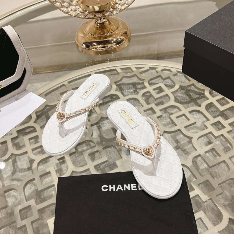 Белые шлепанцы Chanel с цепочкой