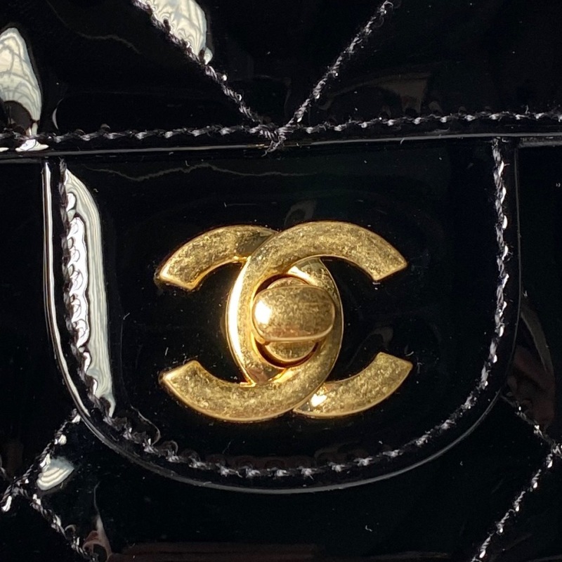 Женская сумка Chanel с лакированной кожей и золотой фурнитурой