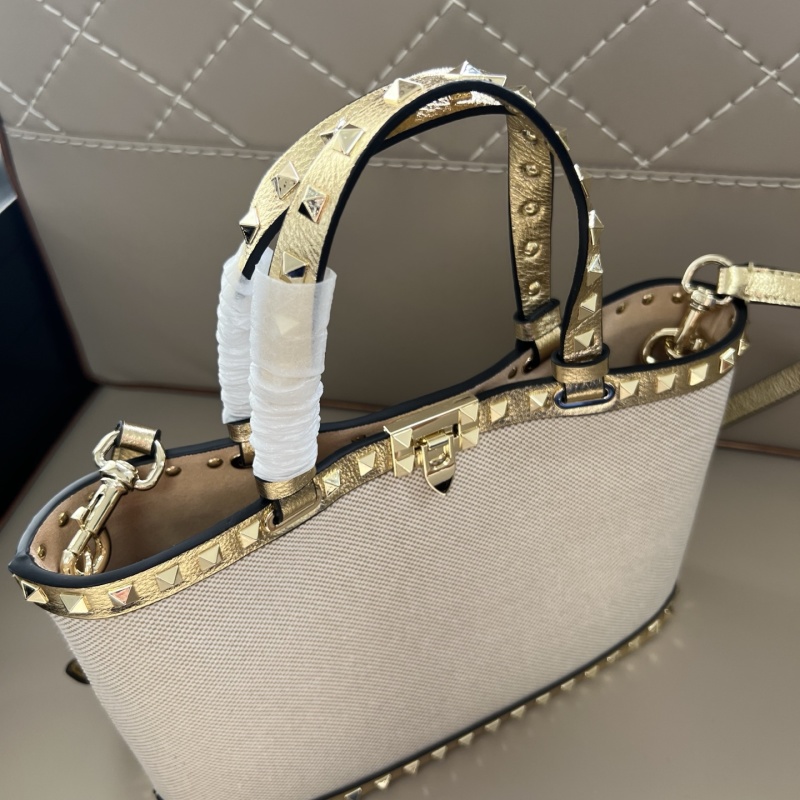 Сумка GARAVANI ROCKSTUD с заклепками Valentino Garavani
