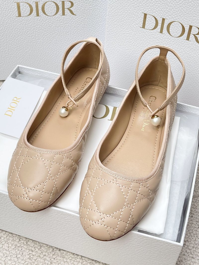 Женские бежевые балетки с жемчужным украшением Dior