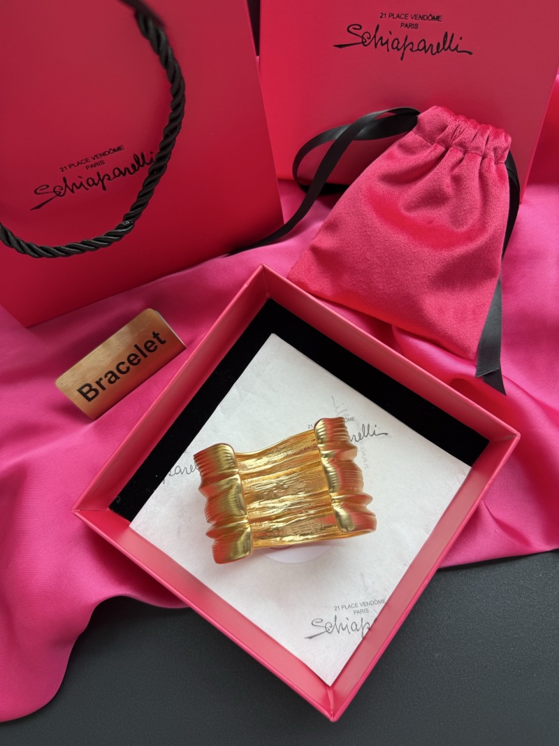 Золотистый браслет Schiaparelli