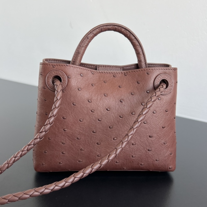 Сумка Bottega Veneta из страусиной кожи