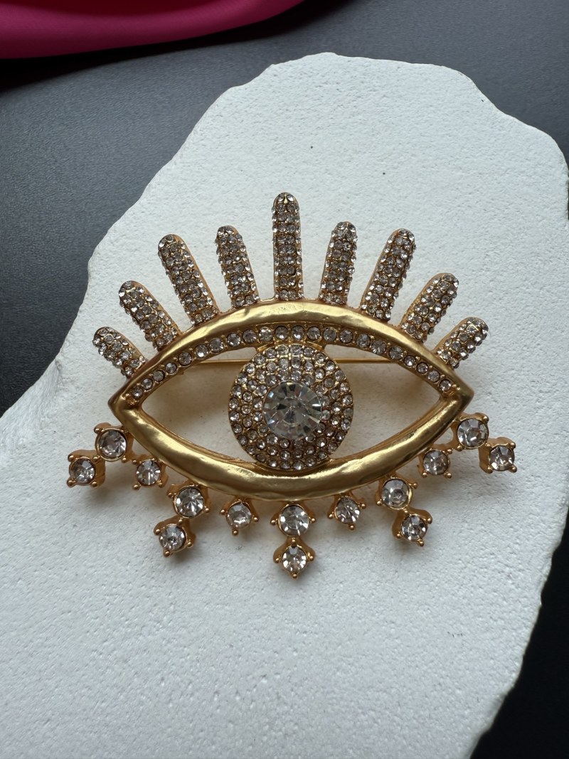 Брошь в виде глаза с кристаллами Schiaparelli