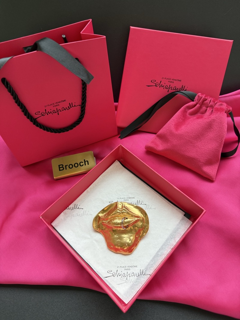 Брошь Schiaparelli в виде губ