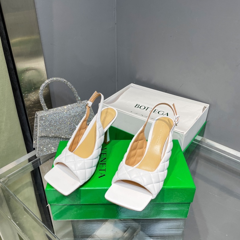 Женские босоножки белые с квадратным носком и декоративным плетением Bottega Veneta