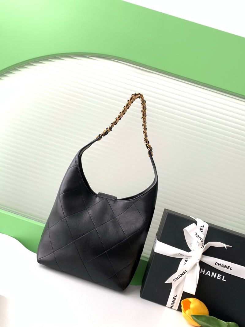 Черная кожаная сумка Chanel Hobo с золотой фурнитурой