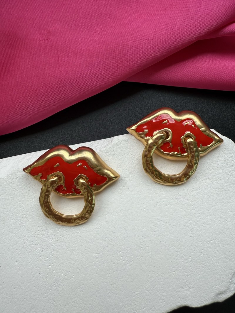 Серьги в форме губ Schiaparelli