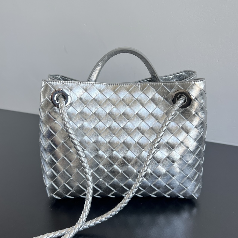 Сумка Bottega Veneta Andiamo серебристая плетеная