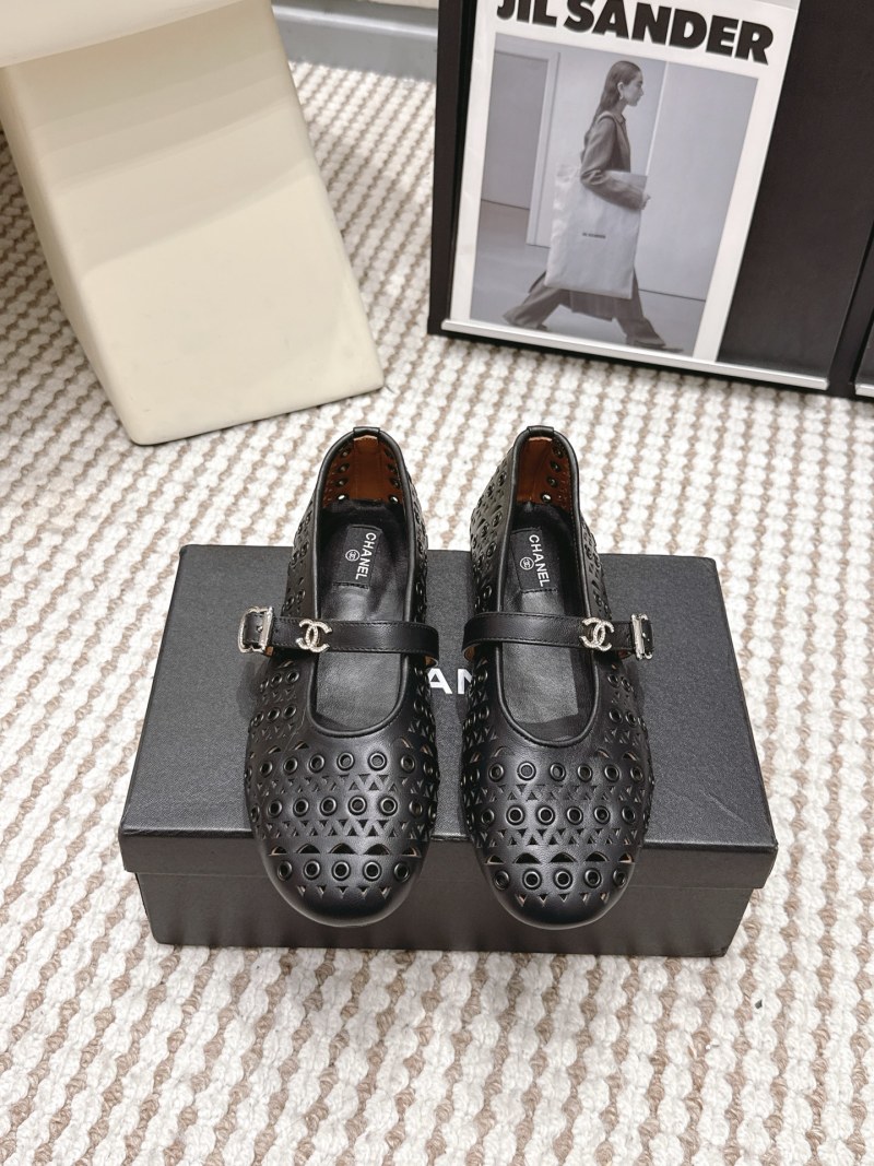 Женские черные туфли с перфорацией и пряжкой Chanel