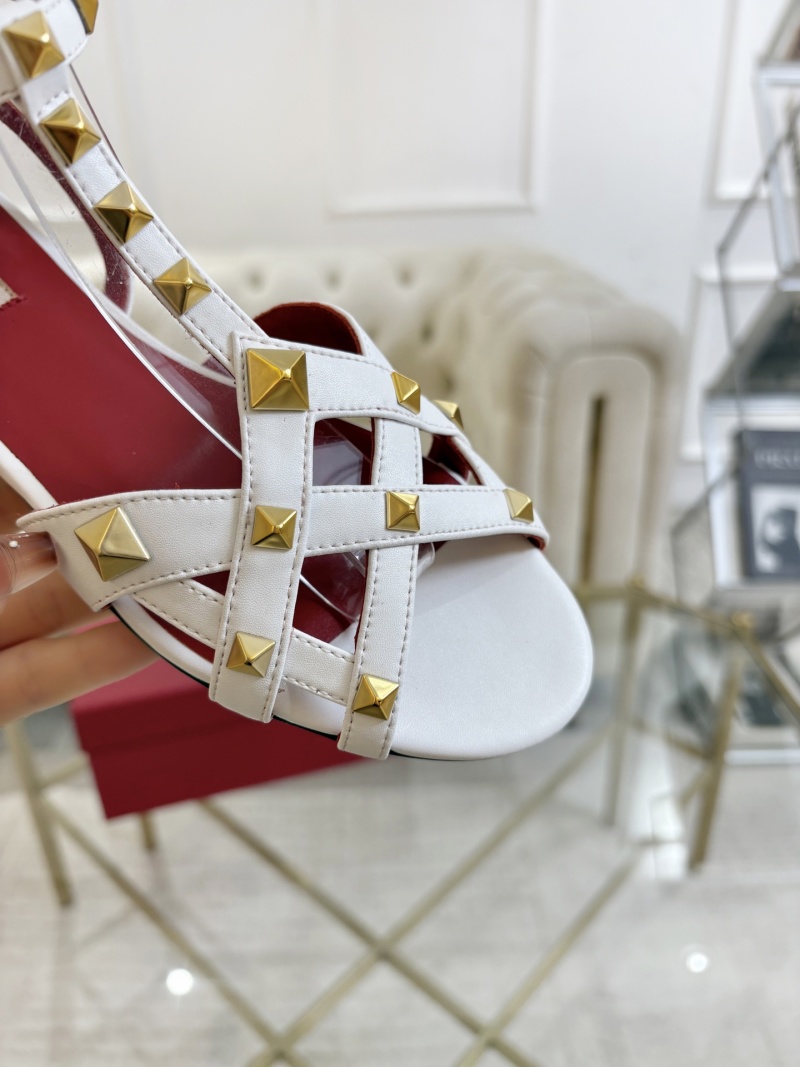Женские белые сандалии с металлическими пирамидами Valentino Garavani