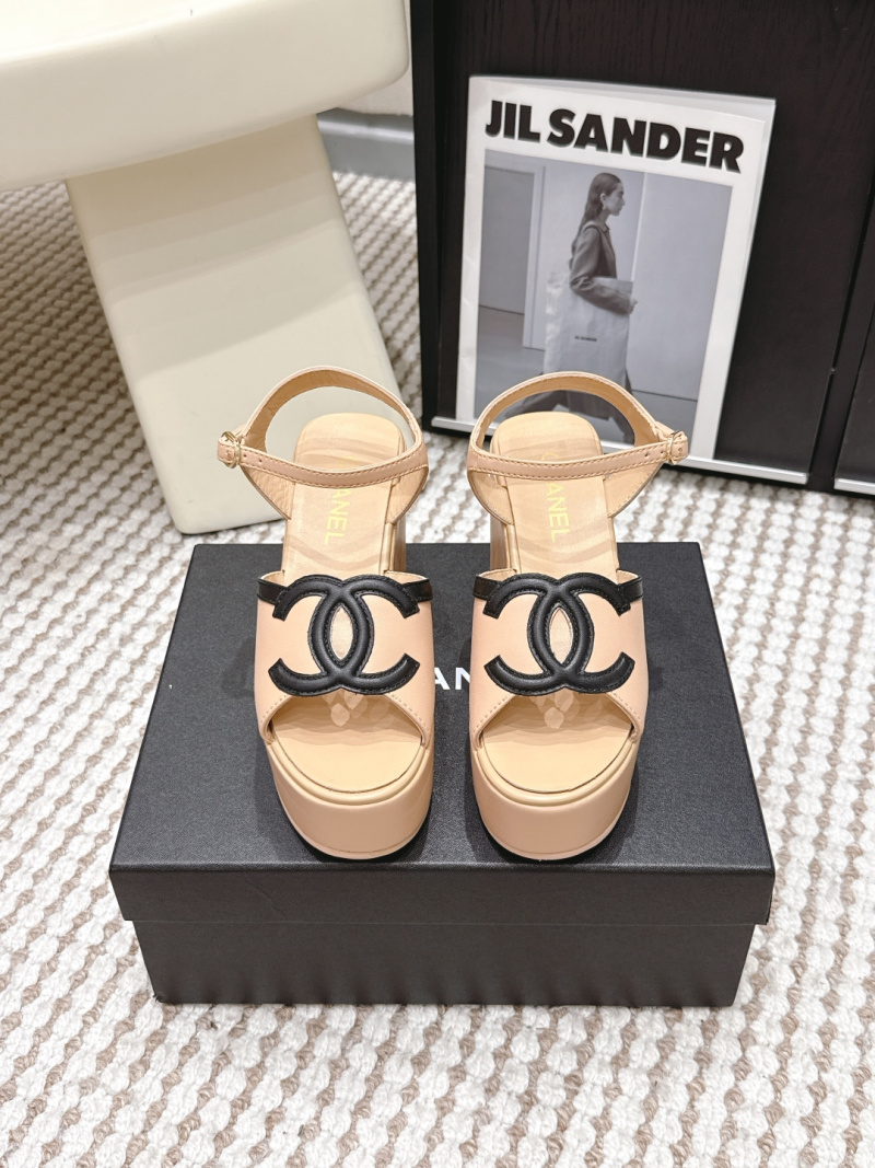 Женские босоножки на платформе с декоративным элементом Chanel