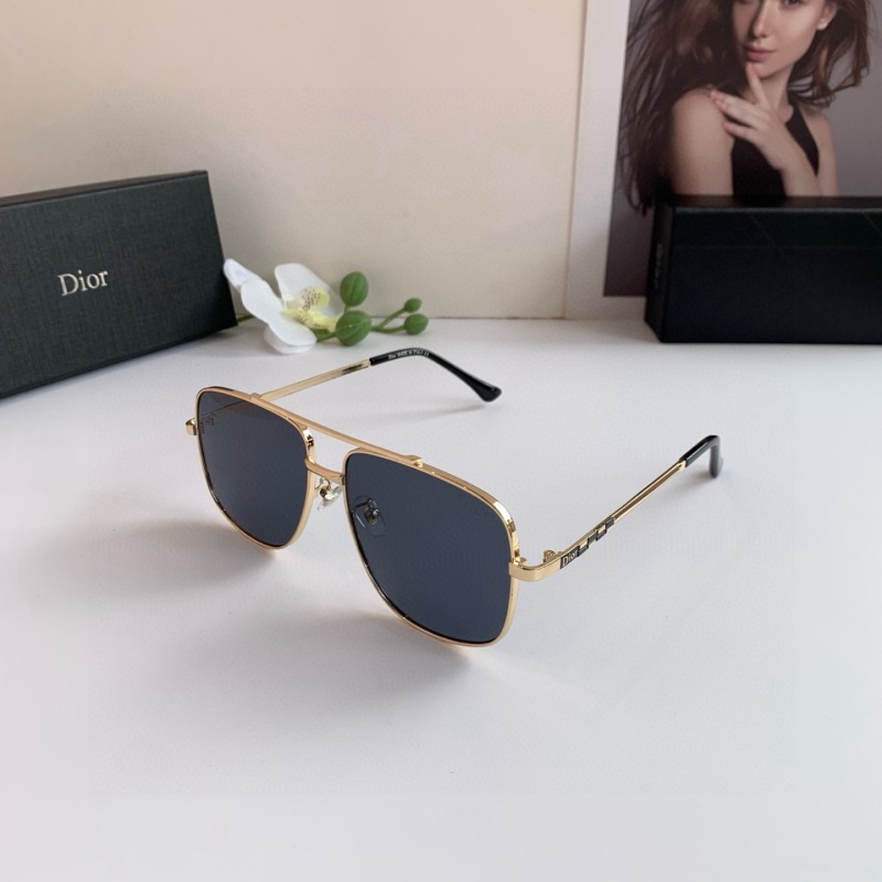 Солнечные очки Dior в золотой оправе квадратной формы