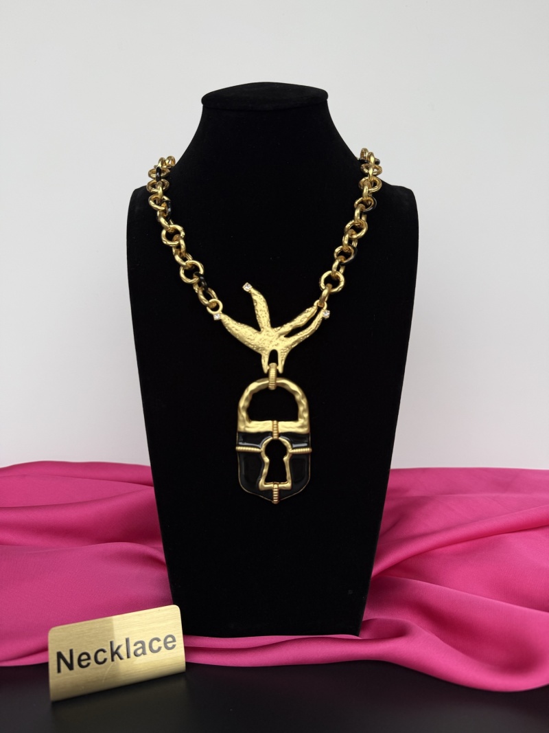 Колье с подвеской в виде птицы и замка Schiaparelli