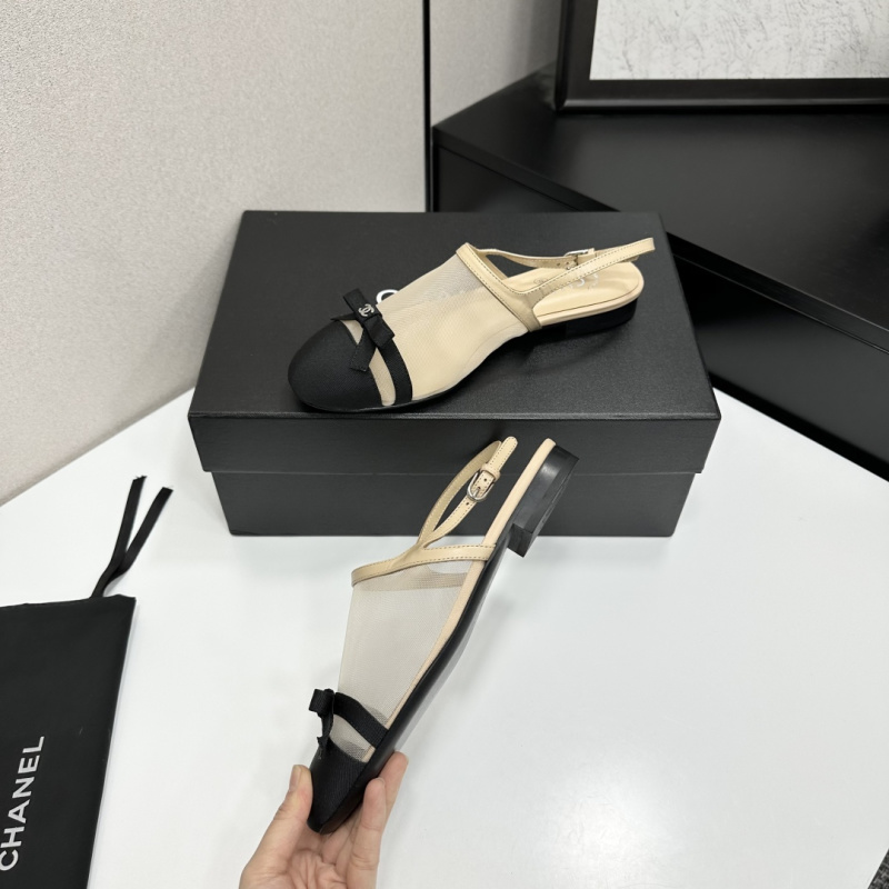 Женские босоножки бежевые с черным декором Chanel