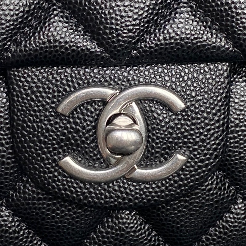 Черная сумка Chanel с цепочкой