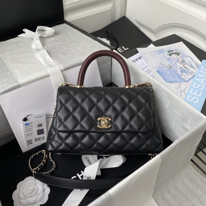 Черный кожаный клатч Chanel с золотой фурнитурой