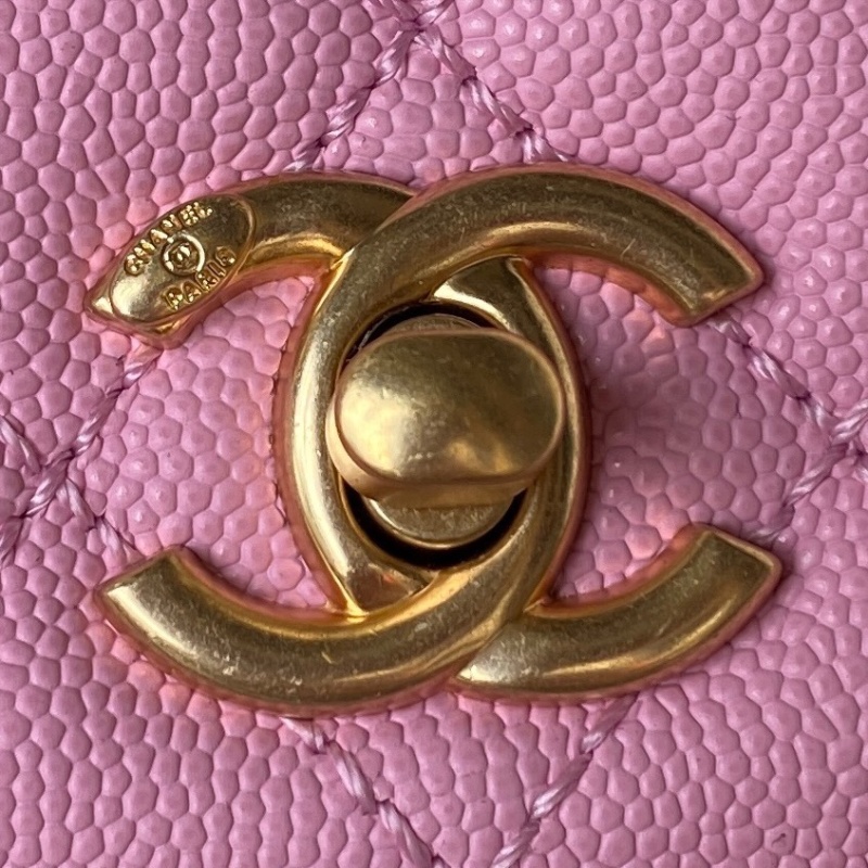 Розовая сумка Chanel с ручками и цепью