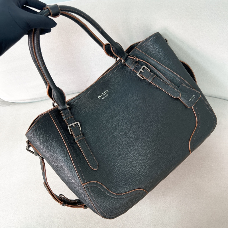 Чёрная сумка Prada с тиснёным узором