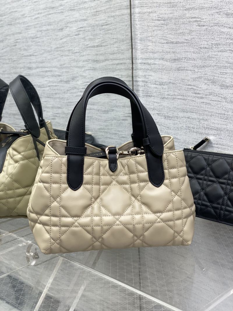 Сумка Dior с квилтингом и металлической фурнитурой