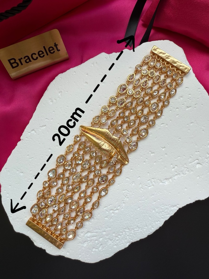 Золотистое колье с декоративным элементом Schiaparelli