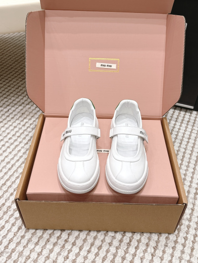 Женские туфли Miu Miu белые с ремешком