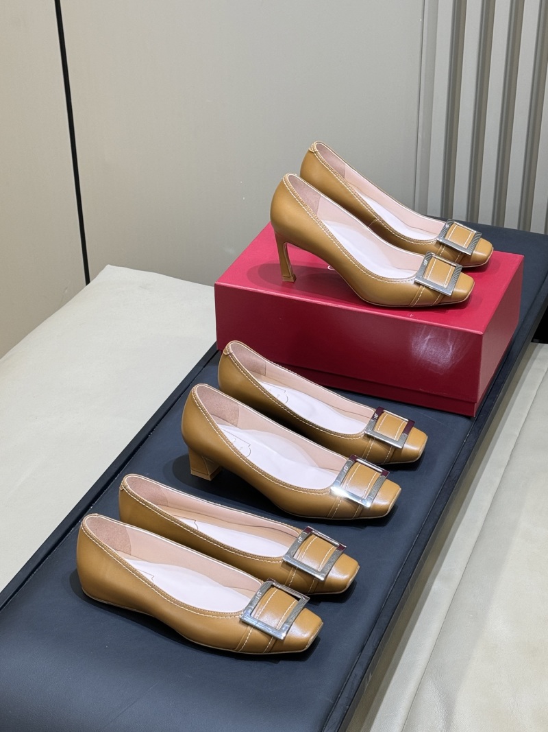 Женские туфли с пряжкой на среднем каблуке Roger Vivier