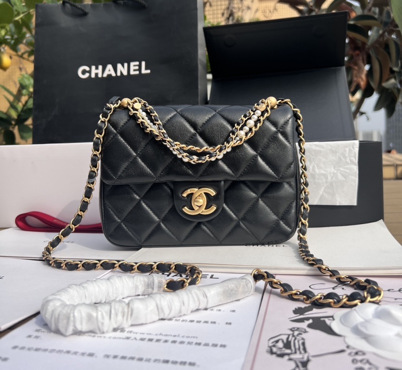 Черная стеганая сумка с золотой цепью Chanel