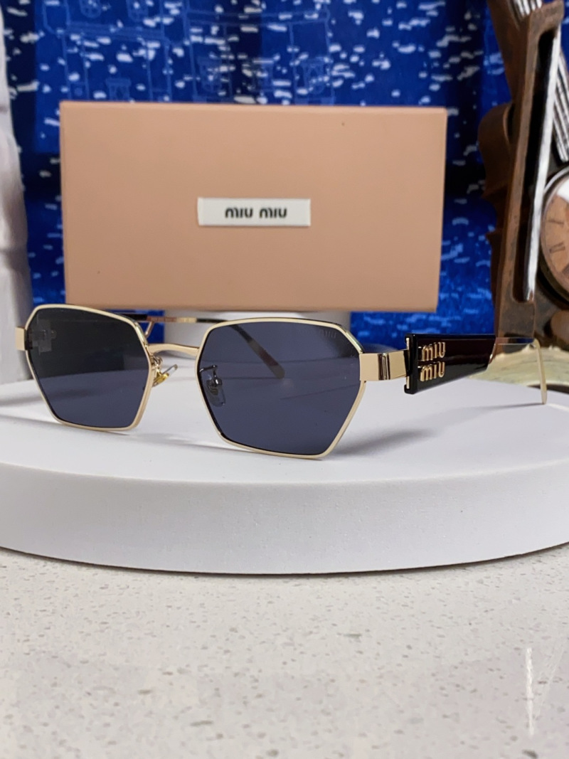 Женские солнцезащитные очки Miu Miu геометрические