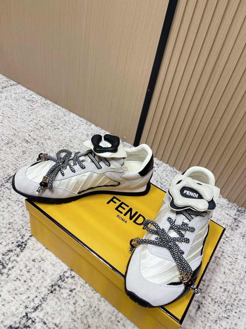 Женские кроссовки Fendi белого цвета с декоративными шнурками