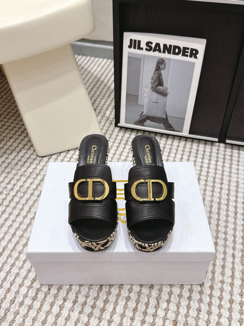 Женские сандалии Dior с золотым логотипом