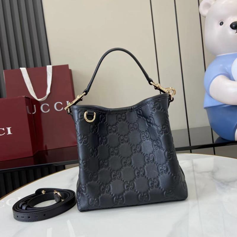 Черная кожаная сумка Gucci с тиснением