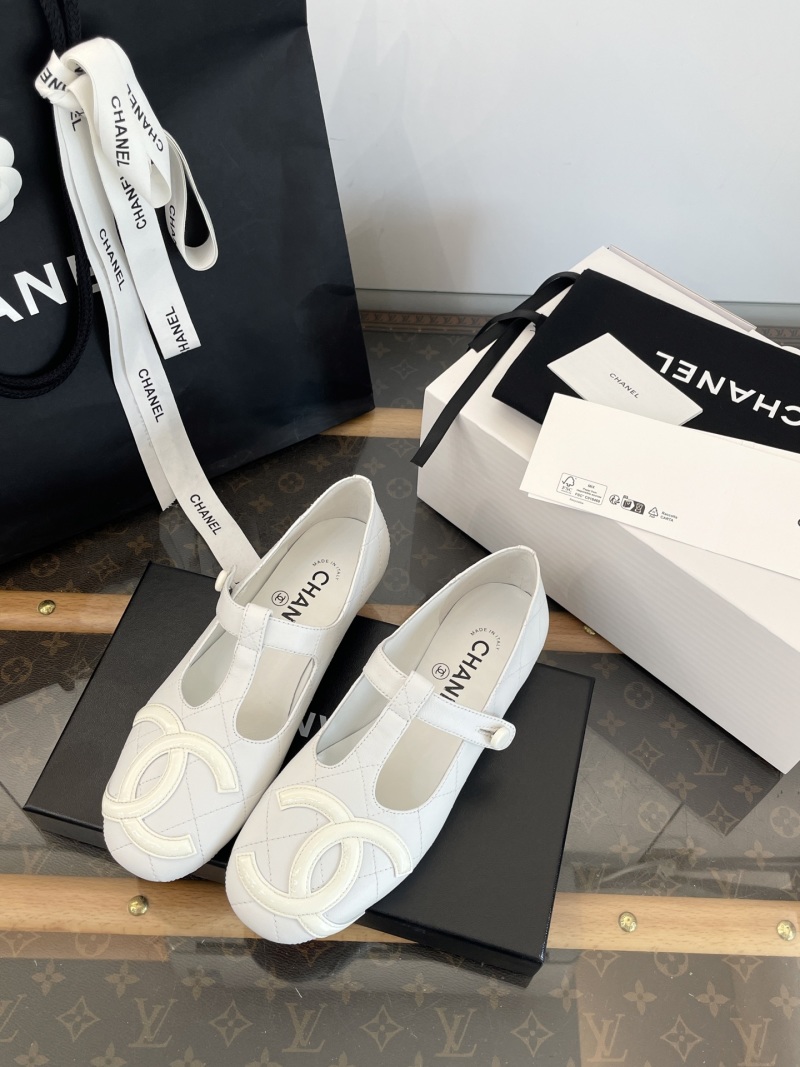 Женские белые туфли с логотипом и Т-образным ремешком Chanel