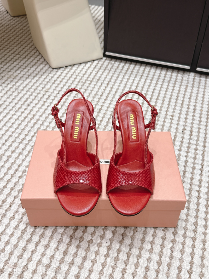 Женские красные сабо Miu Miu на каблуке