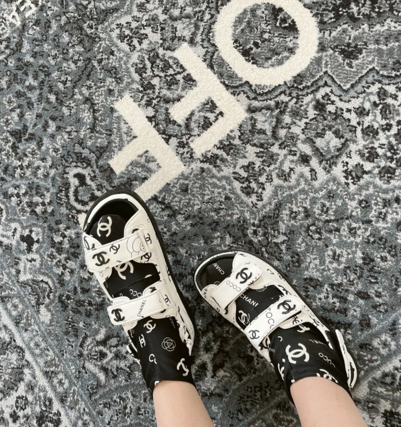 Женские сандалии Chanel белого цвета с логотипом
