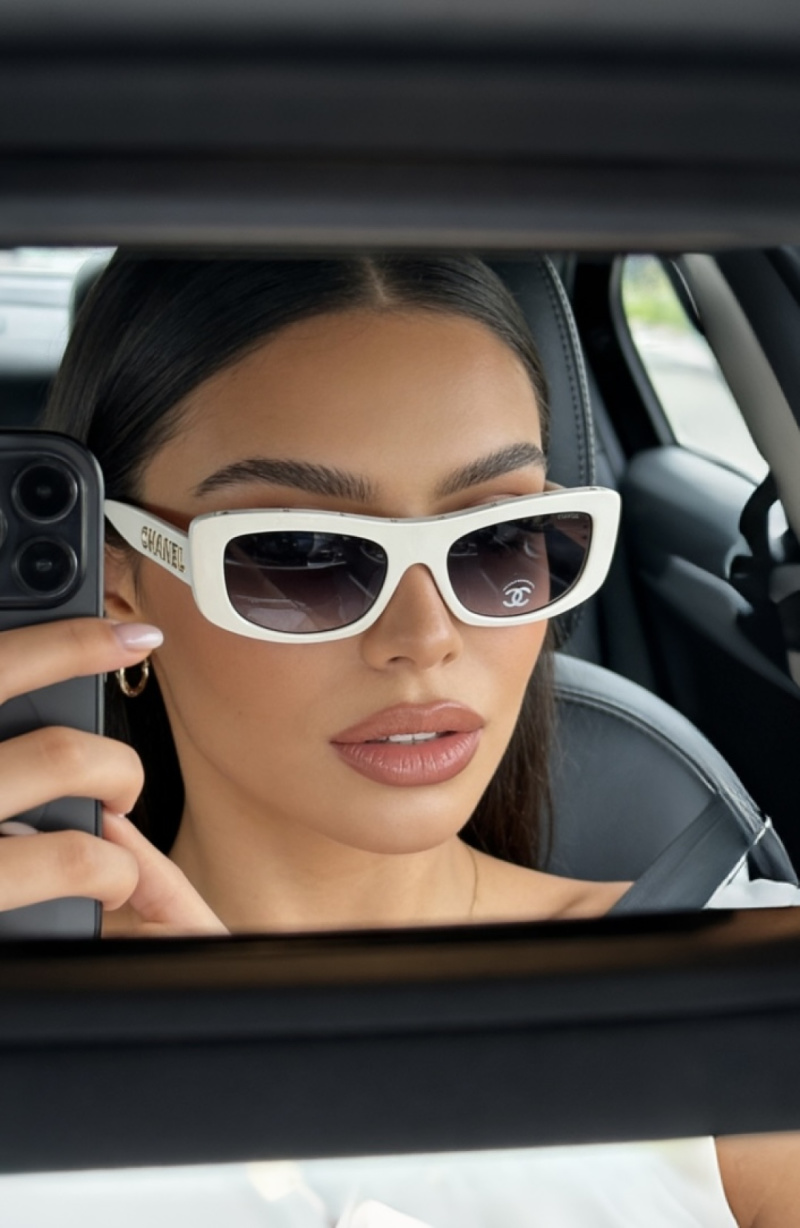 Солнцезащитные очки Chanel белые