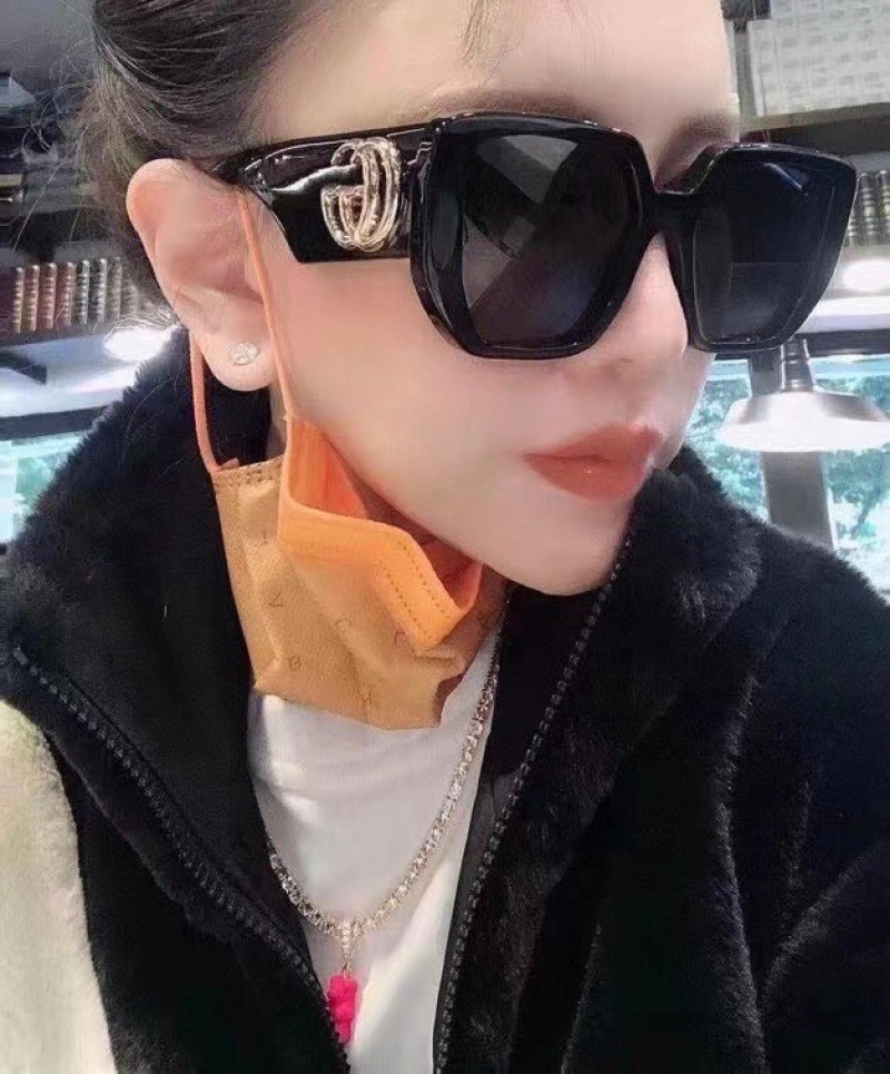 Квадратные солнцезащитные очки с декором на дужке Gucci