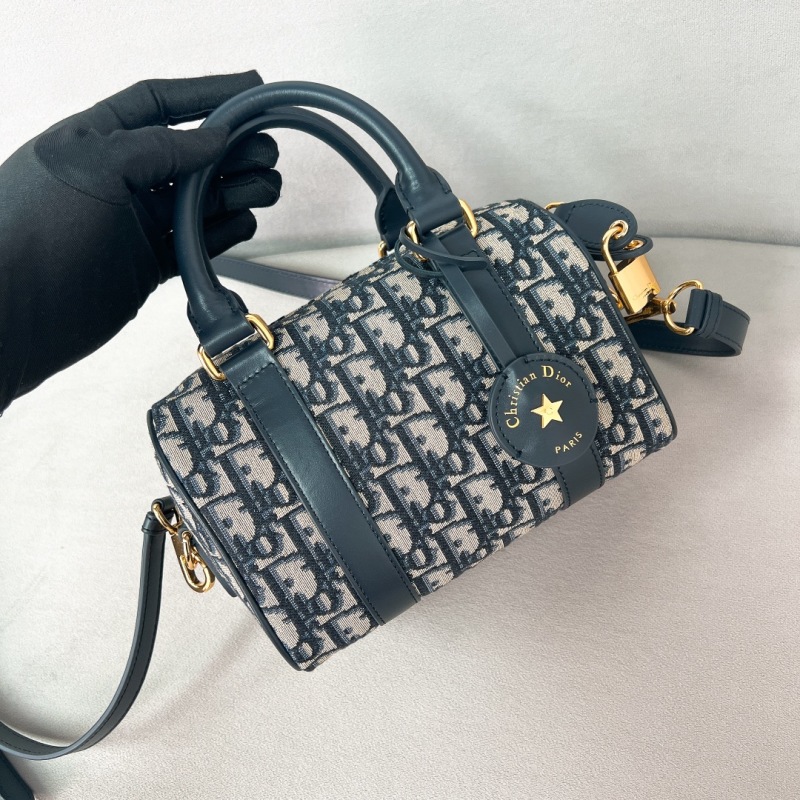 Стильная сумка Dior с монограммным принтом