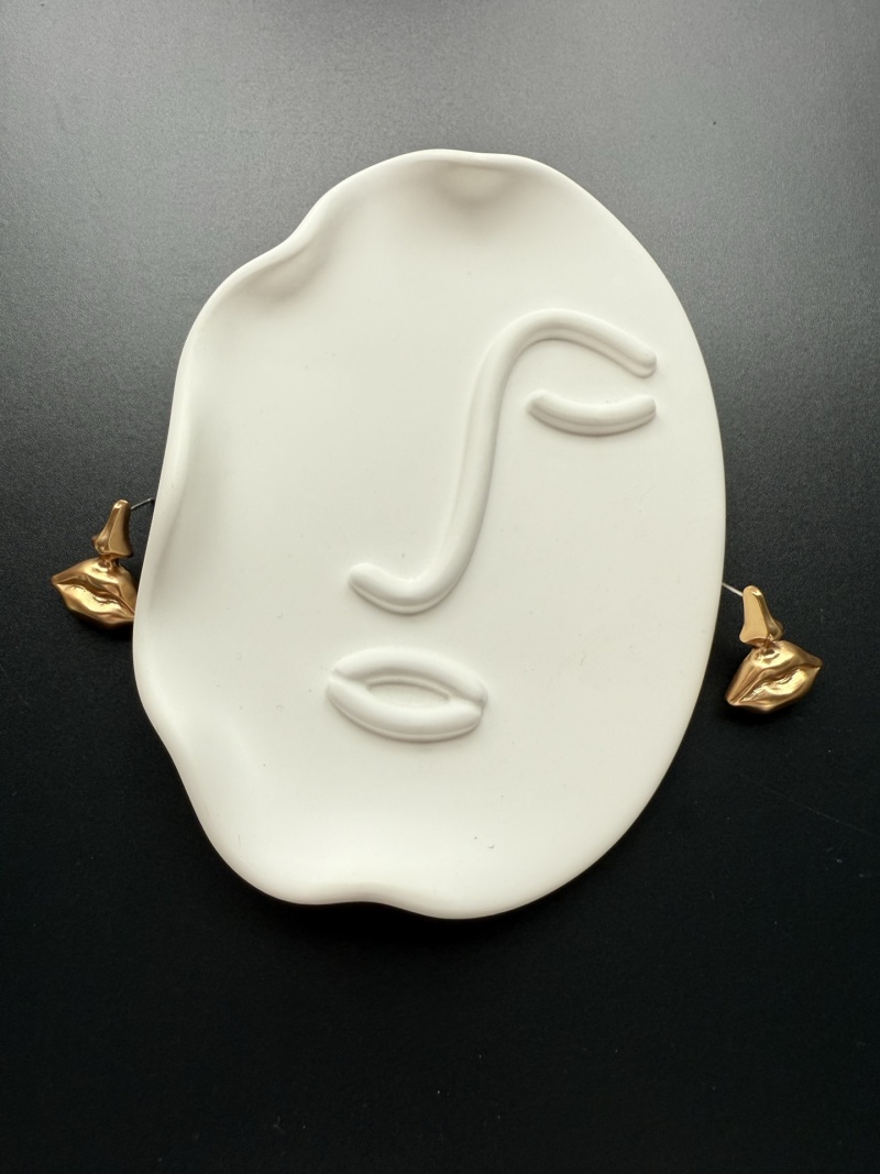 Серьги в виде губ Schiaparelli