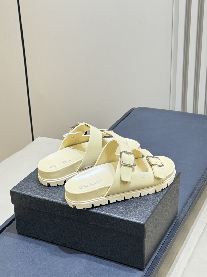 Женские шлёпанцы с металлической пряжкой Prada