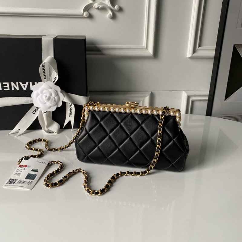 Черная сумка с жемчужной отделкой и золотой цепью Chanel