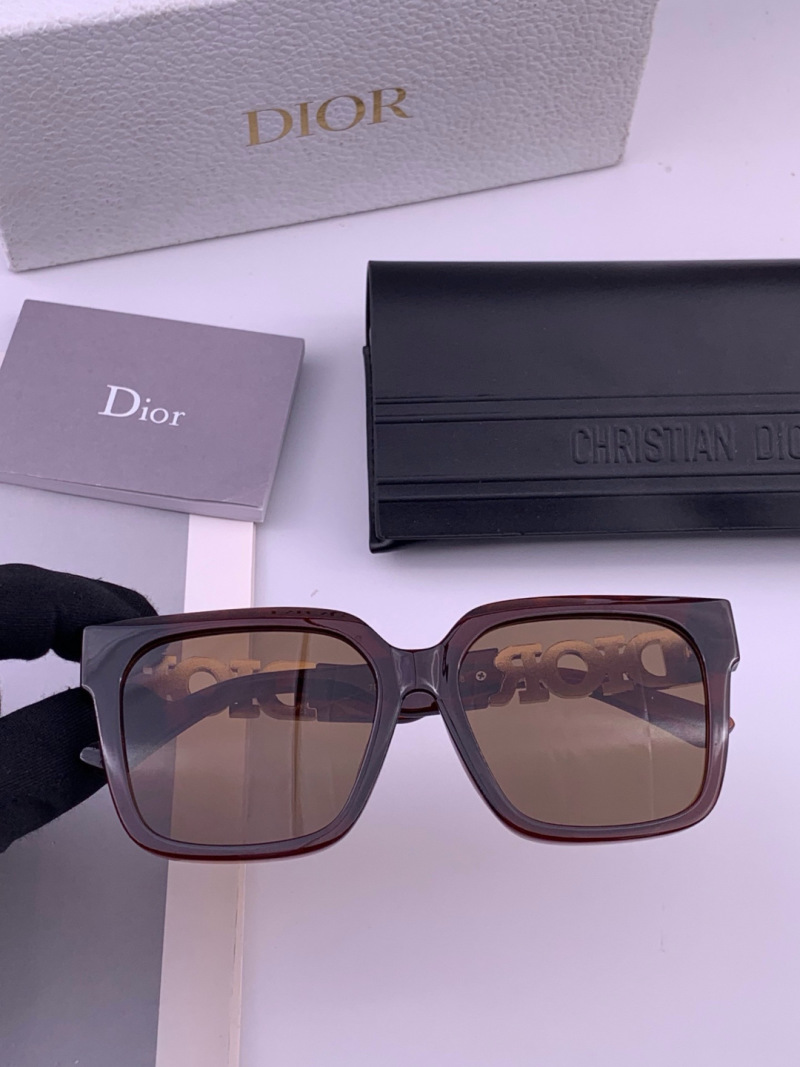 Женские солнечные очки в квадратной оправе Dior