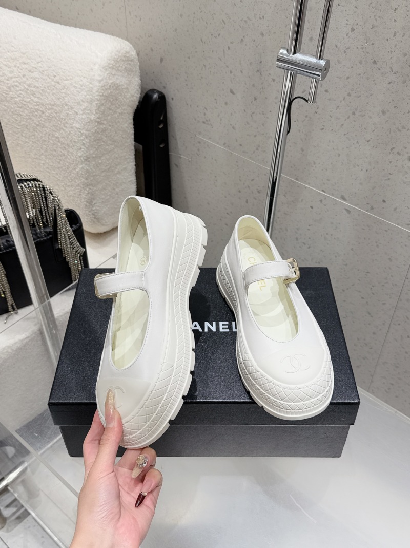 Женские туфли белого цвета с декоративным ремешком и узорчатой подошвой Chanel