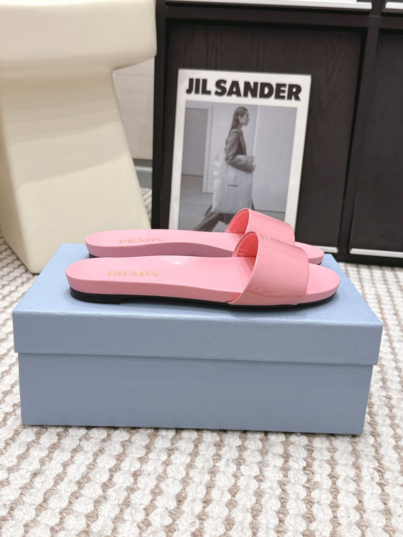 Женские розовые шлёпанцы с металлической вставкой Prada