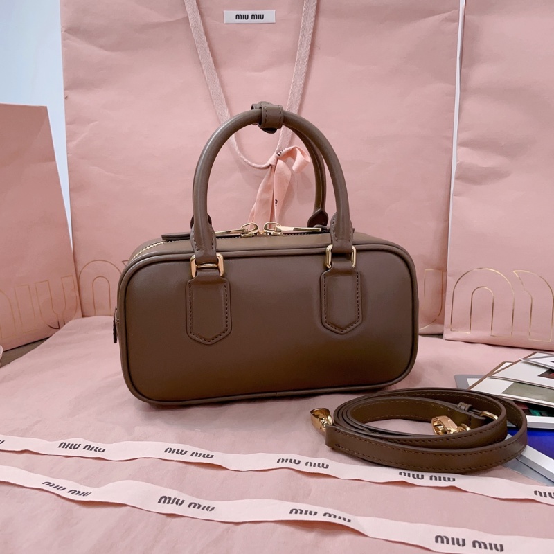 Сумка Miu Miu в форме бочонка с плечевым ремнем